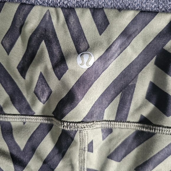 Vintage Lululemon Shorts, Practically New! Size 0-2 Green & Black - Picture 4 of 6